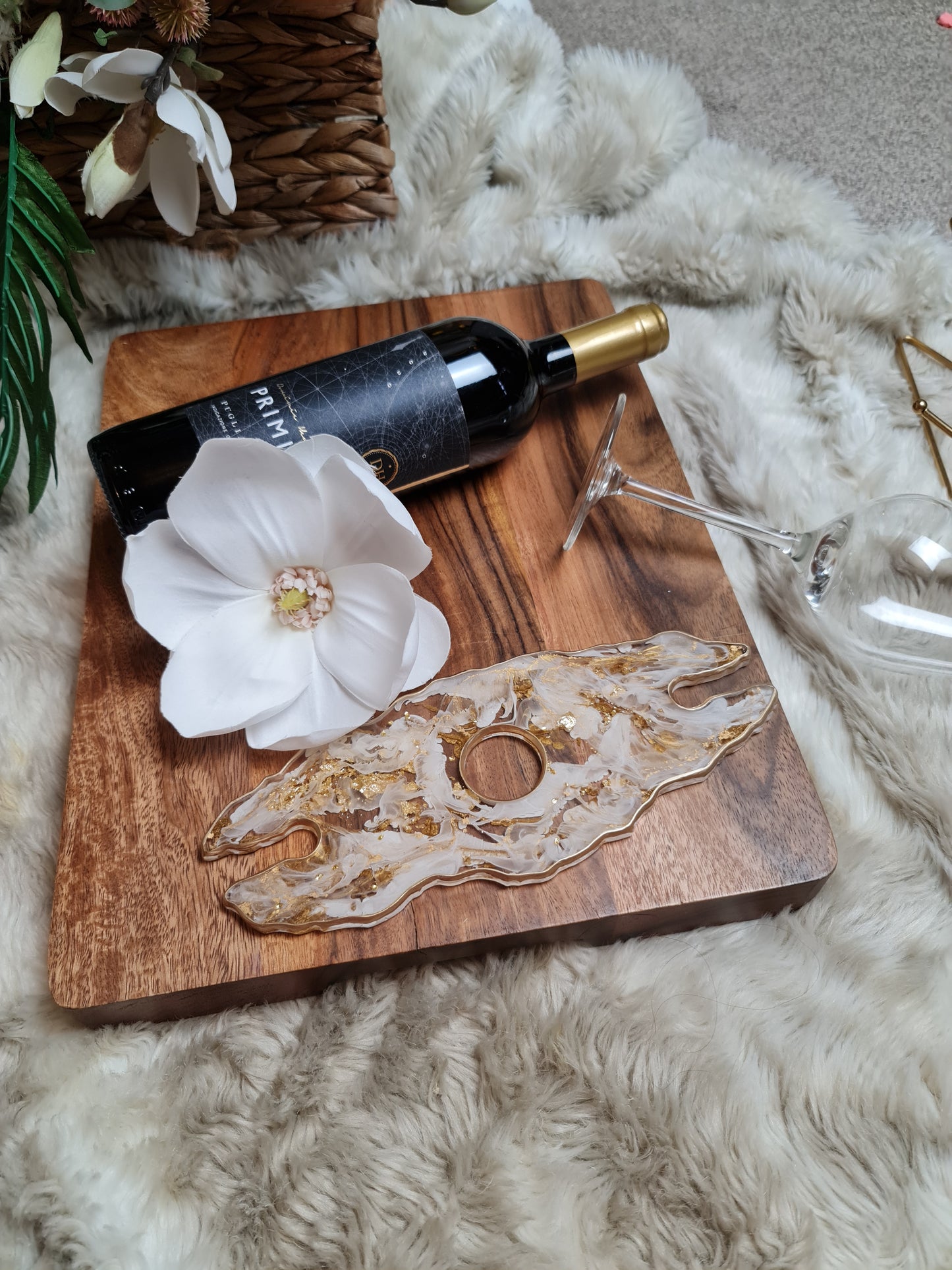 Glass and bottle holder in White and Gold